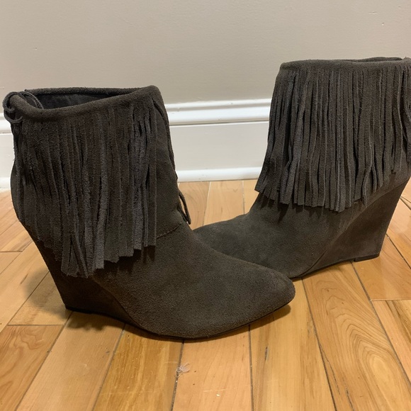 Chinese laundry fringe grey bootie wedge sz 9.5 - Picture 4 of 6